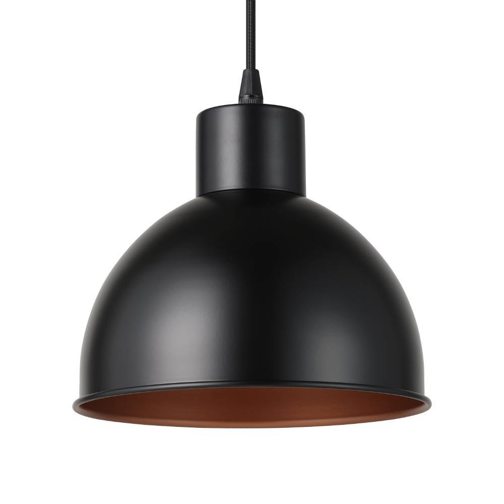 Truro Ø20 Svart Taklampe Fra Eglo - Lampens minimalistiske design gjør den enkel å kombinere med ulike interiørstiler og gir rommet et snev av industriell sjarm og varme.