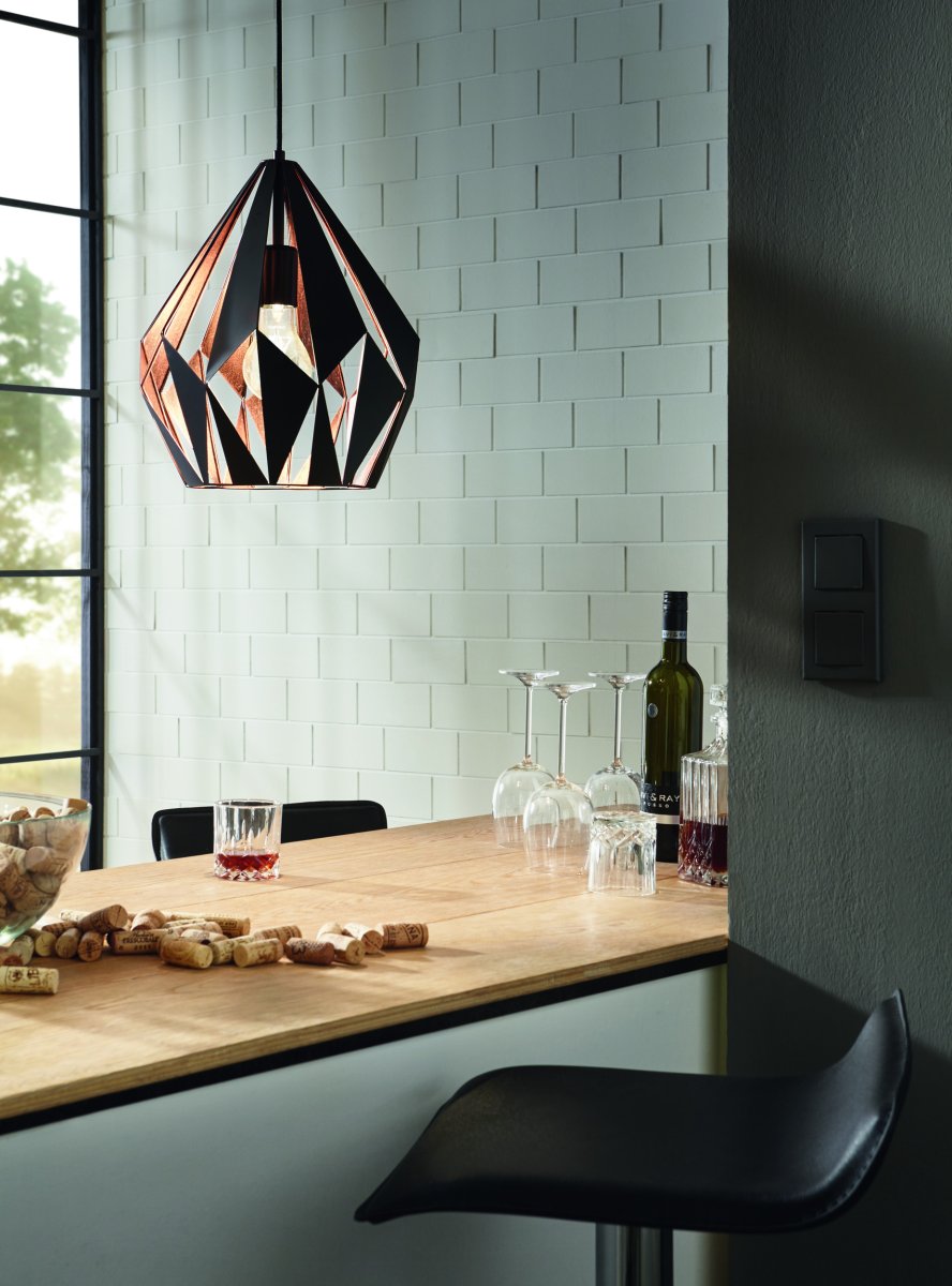 Carlton Ø30 Svart Taklampe Fra Eglo - Det svarte ytterstoffet er kombinert med et kobberfarget indre som gir et varmt og stemningsfullt lys.