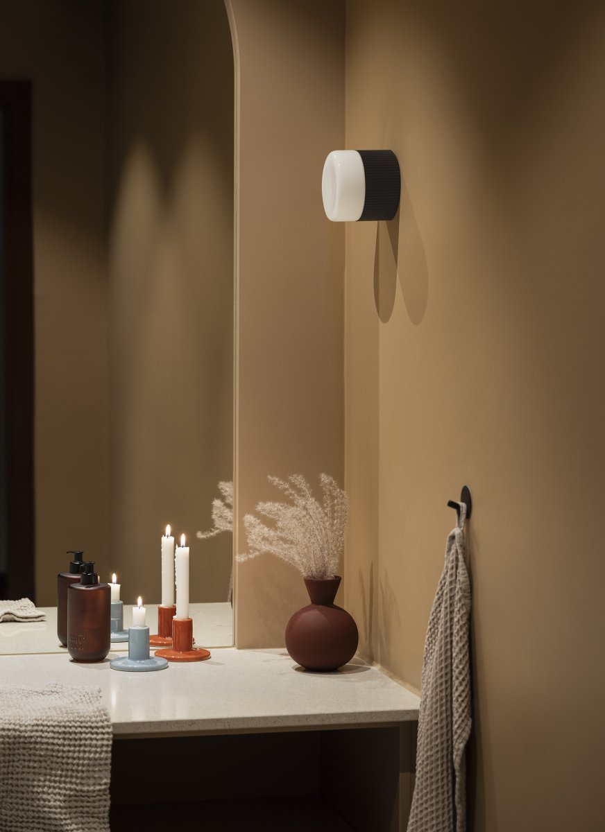 Hubble Ø12 Svart baderomslampe Fra Globen Lighting - Takket være IP44-klassifiseringen er Hubble ideell for badet og kan monteres både på veggen og i taket som taklampe.