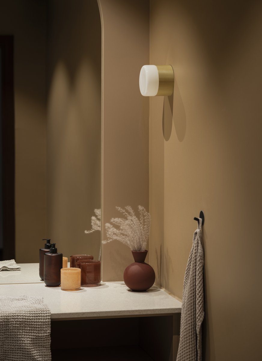 Hubble Ø12 Messing baderomslampe Fra Globen Lighting - Takket være IP44-klassifiseringen er Hubble ideell for badet og kan monteres både på veggen og i taket som taklampe.