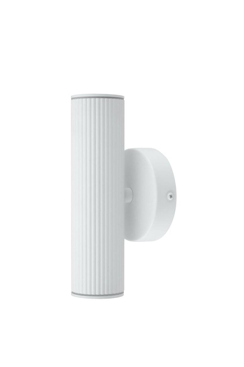 Hubble Hvit utendørslampe Fra Globen Lighting - Hubble er en stilig vegglampe i hvitt som sprer lyset b&aring;de oppover og nedover og skaper et vakkert lysspill mot veggen.