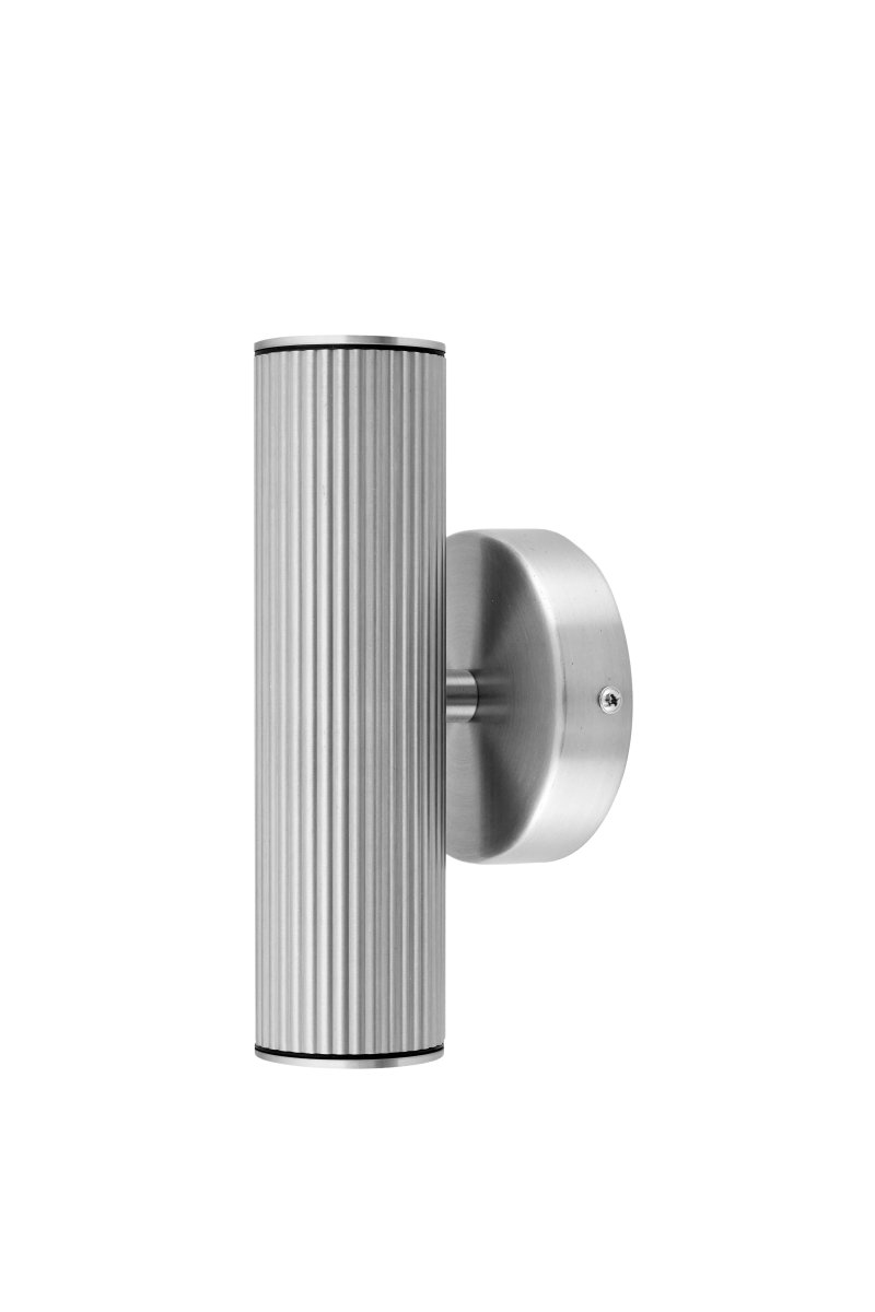 Hubble Børstet stål utendørslampe Fra Globen Lighting - Hubble er en stilig vegglampe med b&oslash;rstet st&aring;lfinish som sprer lyset b&aring;de oppover og nedover og skaper et vakkert lysspill mot veggen.