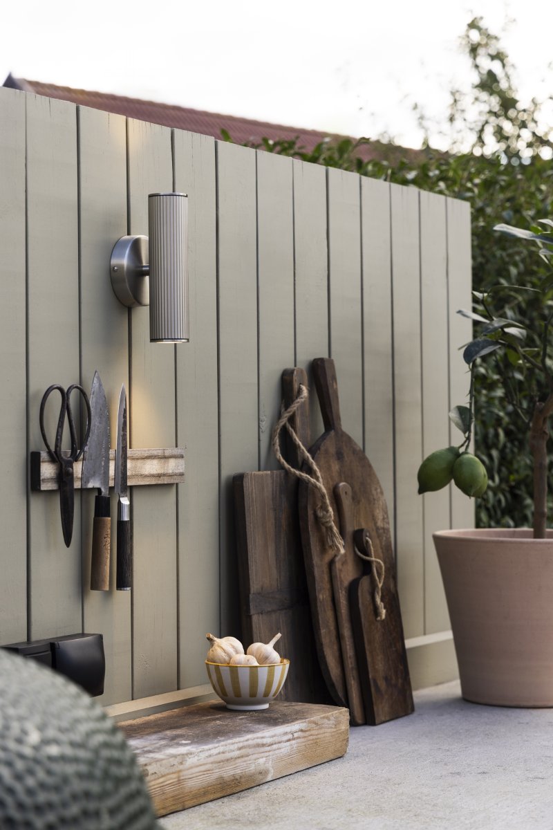 Hubble Børstet stål utendørslampe Fra Globen Lighting - Hubble er en stilig vegglampe med b&oslash;rstet st&aring;lfinish som sprer lyset b&aring;de oppover og nedover og skaper et vakkert lysspill mot veggen.