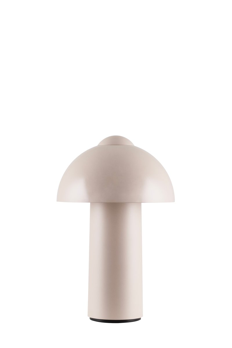 Buddy 25cm Sand bærbar Fra Globen Lighting - Den er IP44-klassifisert og er derfor ideell for b&aring;de innend&oslash;rs og utend&oslash;rs bruk, men b&oslash;r oppbevares innend&oslash;rs n&aring;r den ikke er i bruk.