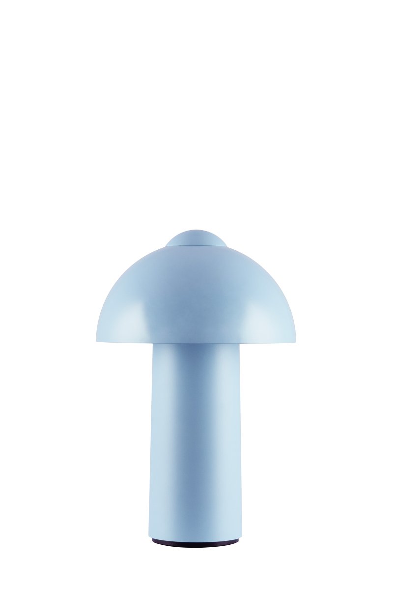 Buddy 25cm Lys blå bærbar Fra Globen Lighting - Den er IP44-klassifisert og er derfor ideell for b&aring;de innend&oslash;rs og utend&oslash;rs bruk, men b&oslash;r oppbevares innend&oslash;rs n&aring;r den ikke er i bruk.
