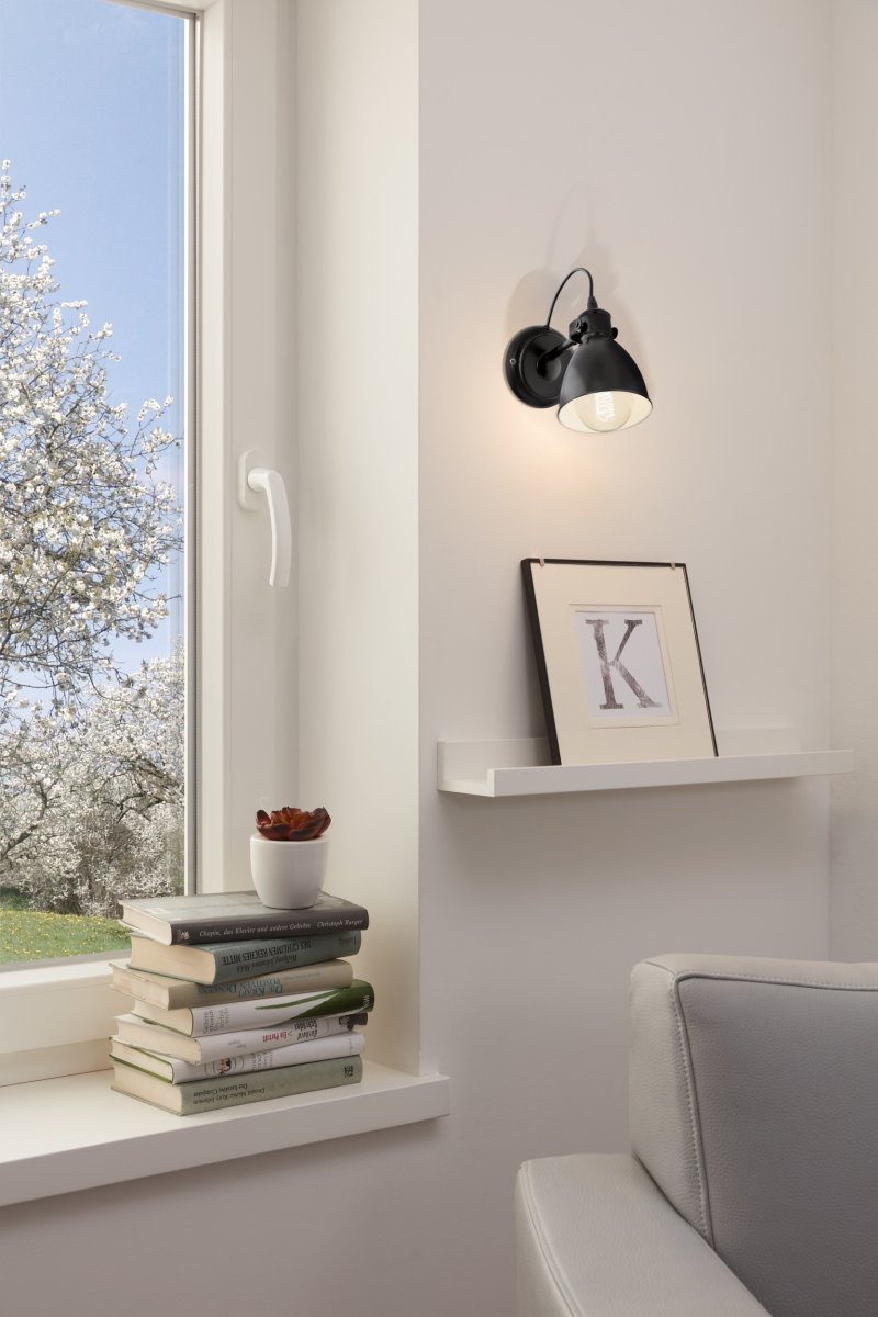 Priddy 22cm Svart vegglampe Fra Eglo - Priddy vegglampe er en stilig lampe i svart metall med et klassisk industridesign.