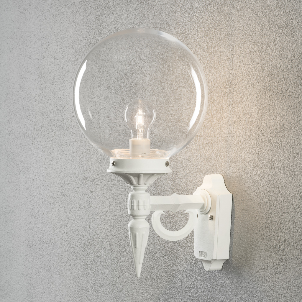 Orion Hvit utendørslampe Fra Konstsmide - Denne lampen er laget av slitesterke materialer og er designet for å tåle; alle værforhold, noe som gjør det til en bærekraftig og pålitelig løsning.