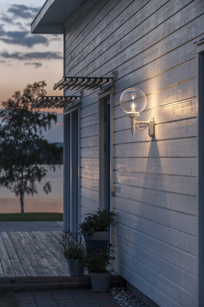 Orion Hvit utendørslampe Fra Konstsmide - Denne lampen er laget av slitesterke materialer og er designet for å tåle; alle værforhold, noe som gjør det til en bærekraftig og pålitelig løsning.