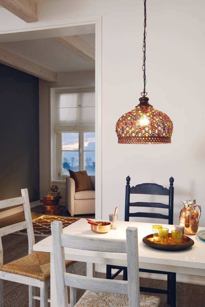 Jadida Ø33 Antikk kobber Taklampe Fra Eglo - Denne typen belysning kan gi et varmt og innbydende lysspill gjennom de fargede detaljene, noe som gjør den perfekt for å skape en koselig atmosfære i stuer, spisestuer eller andre sosiale rom hvor du ønsker både dekorativ og funksjonell belysning.