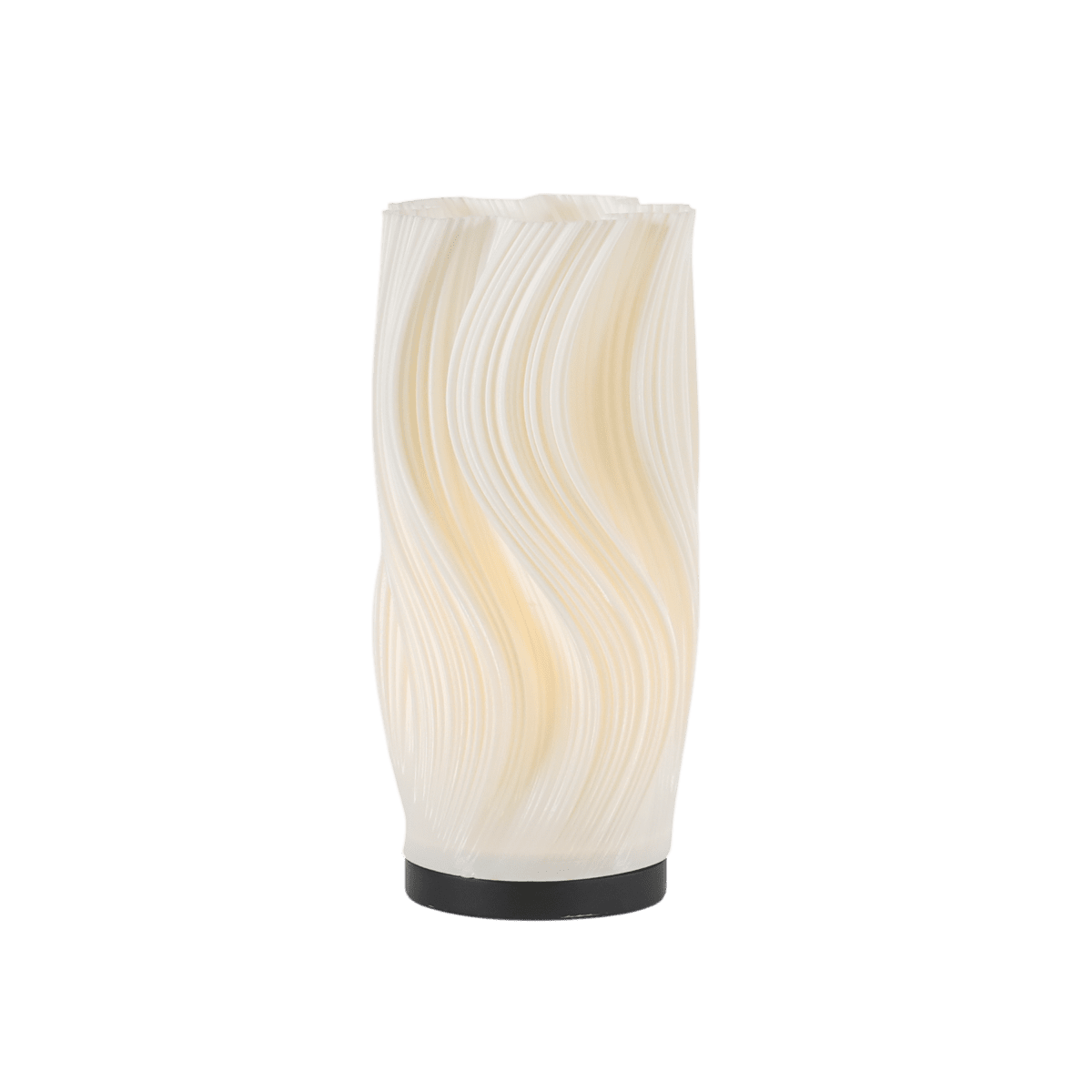 Caisa 30cm Hvit bordlampe Fra Pixie Design - Lampen har et vakkert hvitt glass med en b&oslash;lgeformet struktur som sprer lyset mykt og skaper en varm atmosf&aelig;re i rommet.