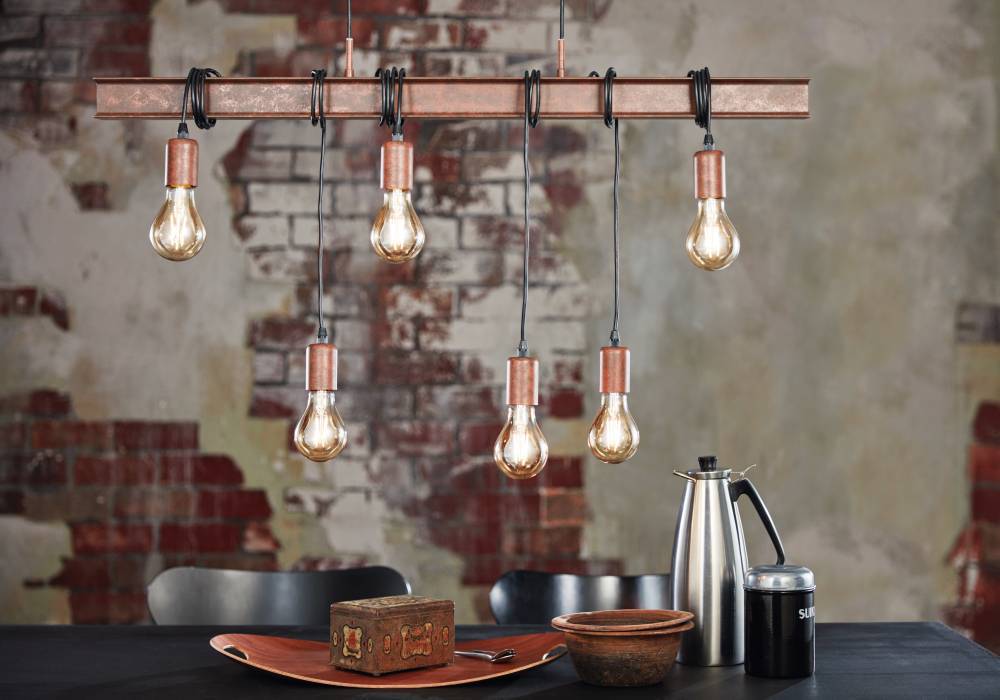 Townshend 100cm Brun Taklampe Fra Eglo - Med seks synlige lyspærer hengende fra en brun stålramme og svarte kabler gir lampen et unikt og stilig utseende.