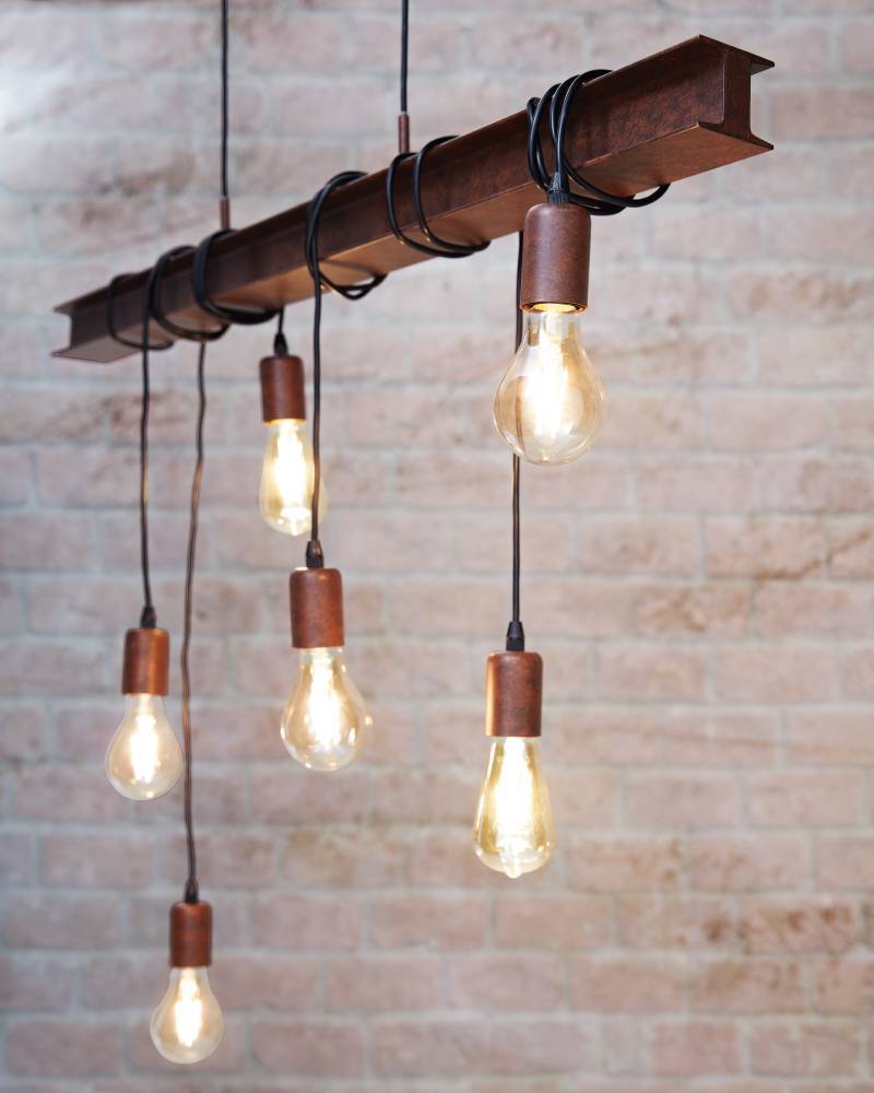 Townshend 100cm Brun Taklampe Fra Eglo - Med seks synlige lyspærer hengende fra en brun stålramme og svarte kabler gir lampen et unikt og stilig utseende.