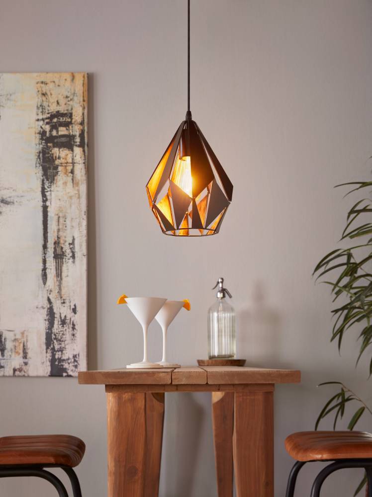 Carlton Ø20 Svart Taklampe Fra Eglo - Denne stilige pendellampen i svart metall og kobberfarget innside har en sl&aring;ende geometrisk design som gir en moderne og eksklusiv f&oslash;lelse til rommet.