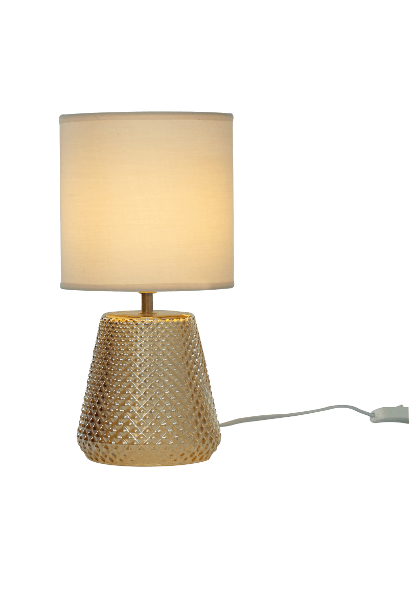 Zoom bilde av Alissa 35cm Rav bordlampe Fra Aneta Lighting - Med en lampefot laget av vakkert strukturert ravfarget glass med speillignende overflate og en beige tekstilskjerm som sprer et mykt og behagelig lys.