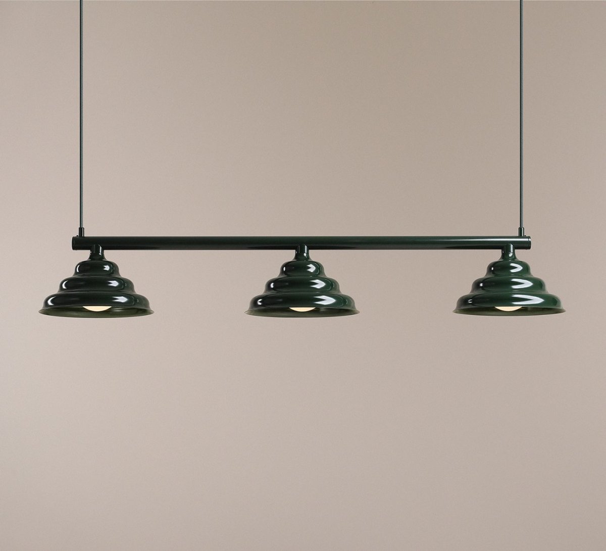 Wave 106cm Mørk grønn Taklampe Fra Artera - Wave er en moderne pendel med retrodesign, som gjør den allsidig belysning og passer inn i ethvert hjem.