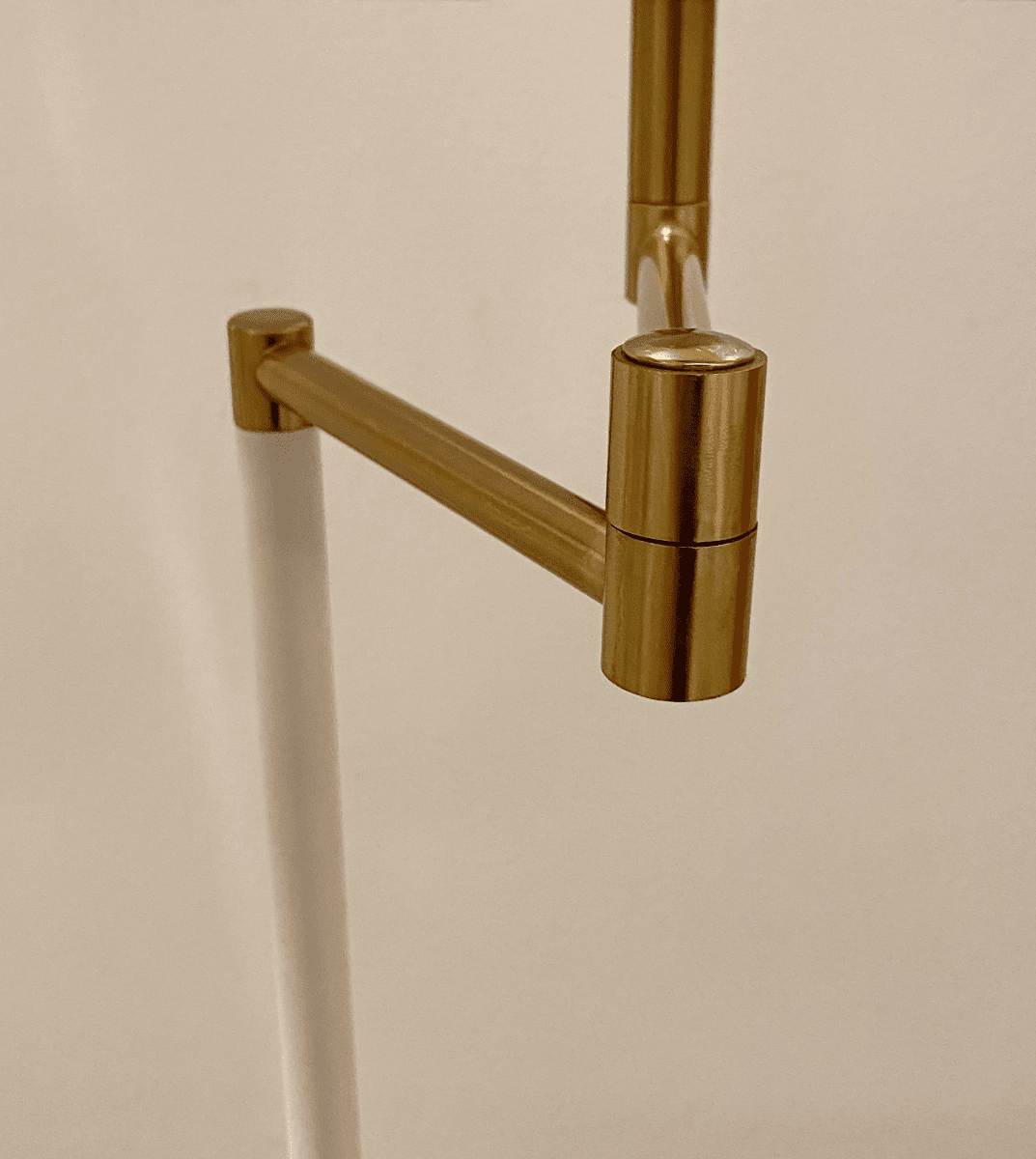 Birka Hvit gulvlampe Fra Aneta Lighting - Birka gulvlampe i hvitlakkert metall og detaljer i messing p&aring; svingarm, inkludert tekstilskjerm.