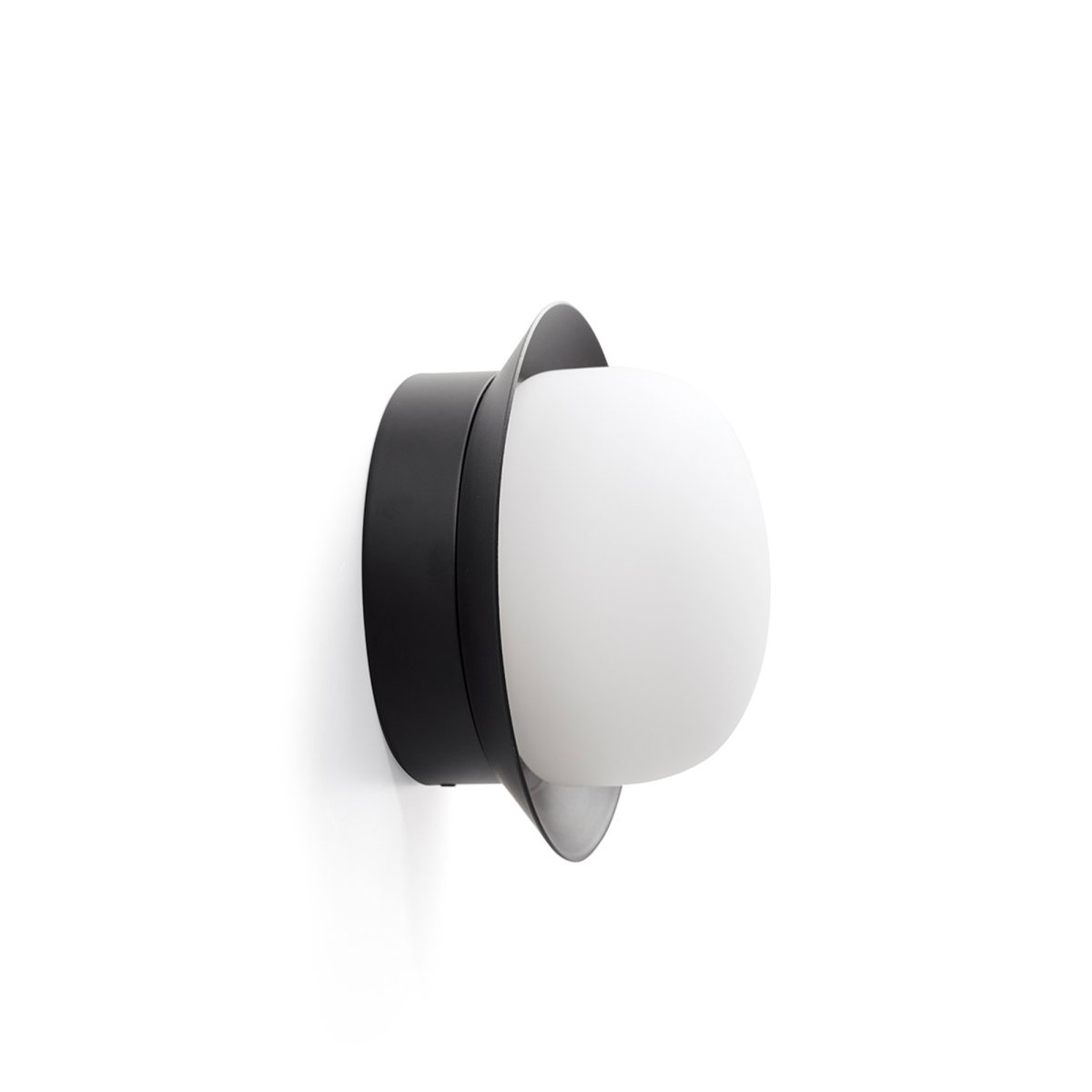 May Ø12 Svart baderomslampe Fra Faro Barcelona - May er en rund og stilig lampe designet av Faro Lab, som kan monteres b&aring;de p&aring; veggen og i taket.