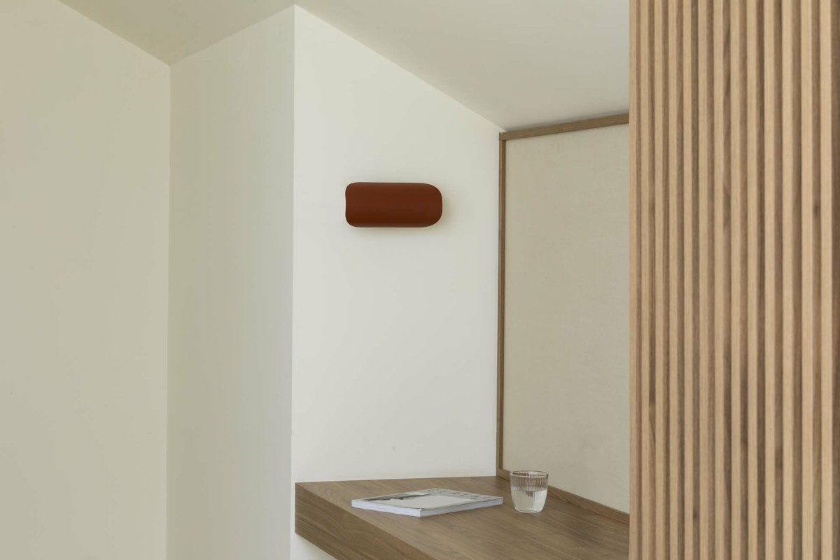 Novo 25cm Terrakotta vegglampe Fra Faro Barcelona - Laget av metall og kan monteres b&aring;de vertikalt og horisontalt &ndash; perfekt for tilpasningsdyktige interi&oslash;rer.