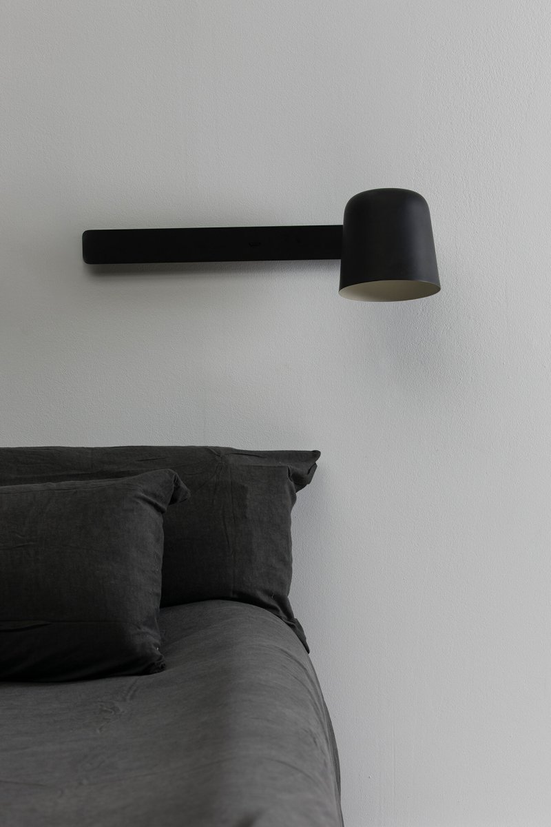 Tila 46cm Svart leselampe Fra Faro Barcelona - Den svarte st&aring;lstrukturen i nordisk stil huser ikke bare en fullt justerbar lyskilde, men fungerer ogs&aring; som en praktisk hylle for en bok eller et magasin.