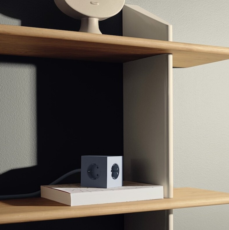 Square 1 with 30W Dual USBC & Magnetic base, 3m Blå Fra Avolt - Styreskinne fra Avolt med et stilig design med lang PVC-ledning, en kube laget av resirkulert plast og en magnetisk plate i bunnen slik at den kan henges p&aring; veggen.