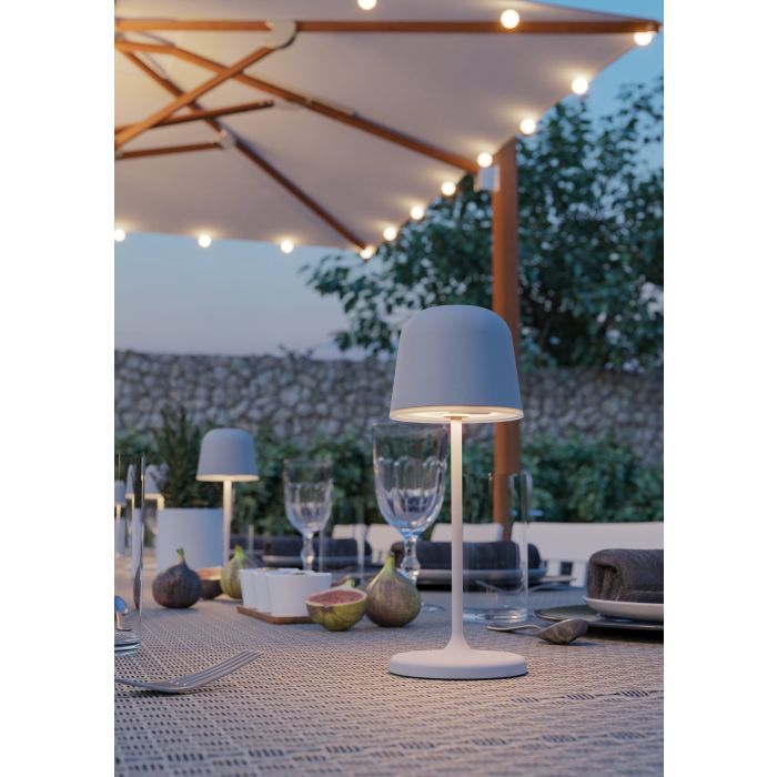 Mannera 20cm Grå bærbar Fra Eglo - Den lades enkelt med den medf&oslash;lgende USB-kabelen, noe som gj&oslash;r den enkel &aring; ta med hvor som helst &ndash; uansett om du er p&aring; terrassen, i hagen eller p&aring; piknik.