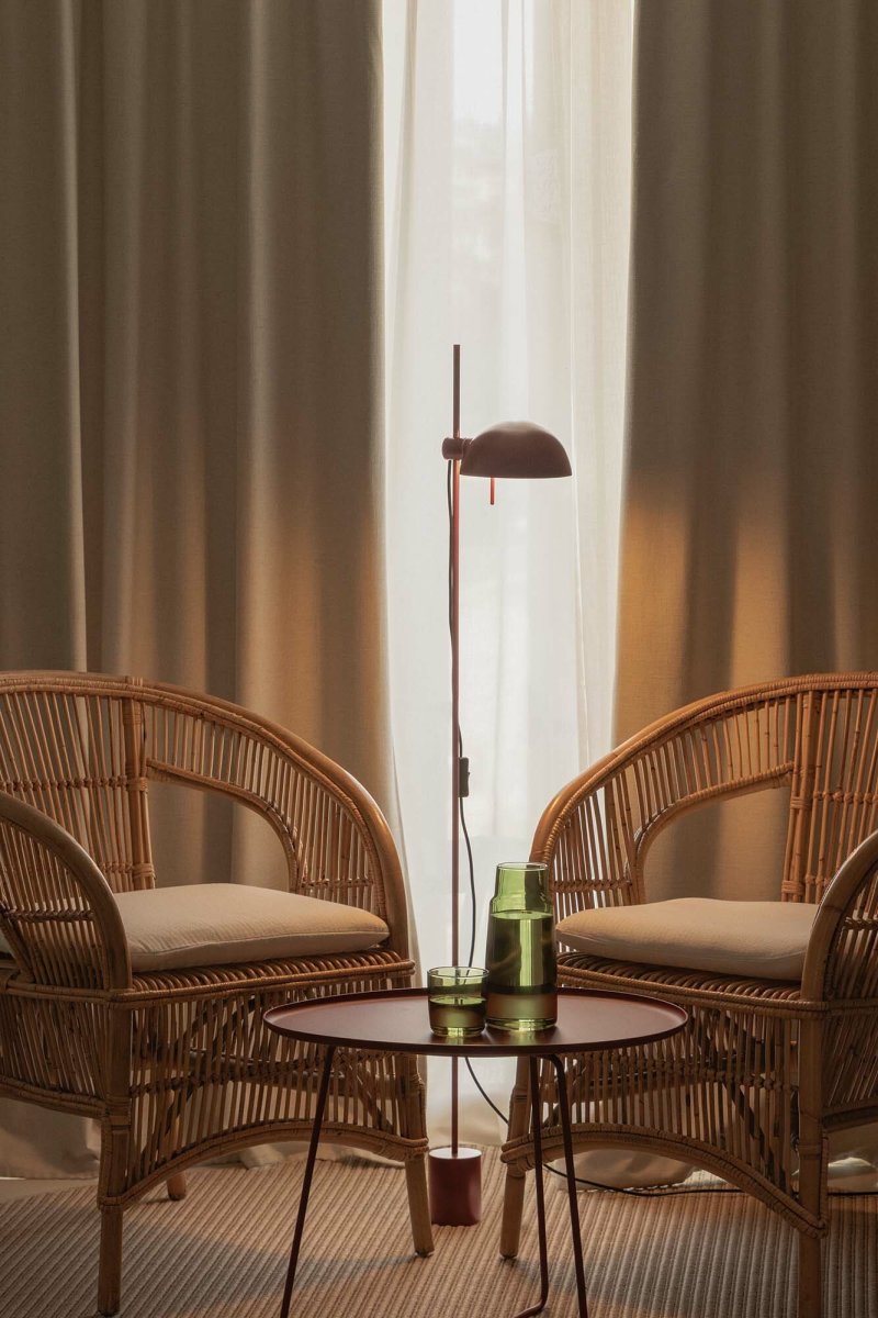 Matilda Burgunder gulvlampe Fra Faro Barcelona - Matilda er en burgunderr&oslash;d gulvlampe i et stilig, geometrisk design som passer inn i alle typer interi&oslash;r.