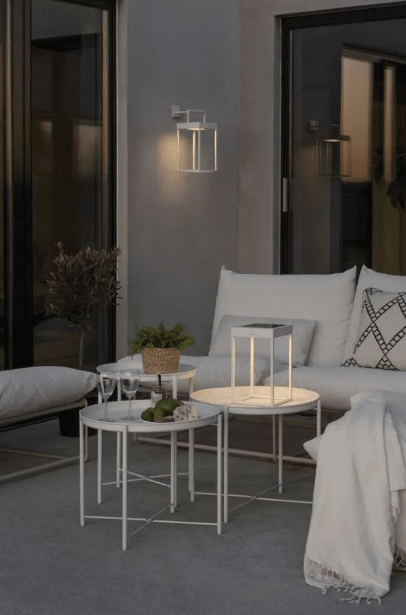 Portofino 30cm Hvit solcellelampe Fra Konstsmide - Lampen lades med solcellepanelet på 20h eller med den medfølgende USB-C-kabelen på 6h.