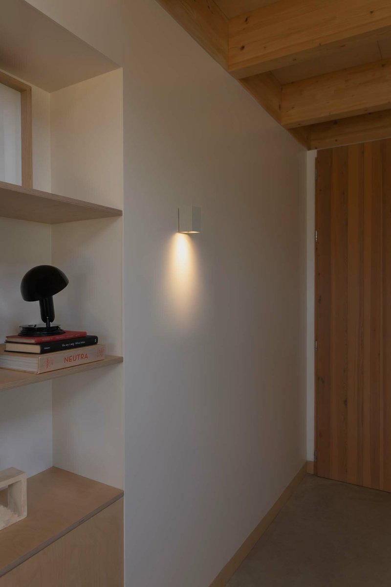 Lune 10cm Hvit vegglampe Fra Faro Barcelona - Lune er en firkantet vegglampe med en matt hvit overflate som passer perfekt i ganger, korridorer og andre passasjer.