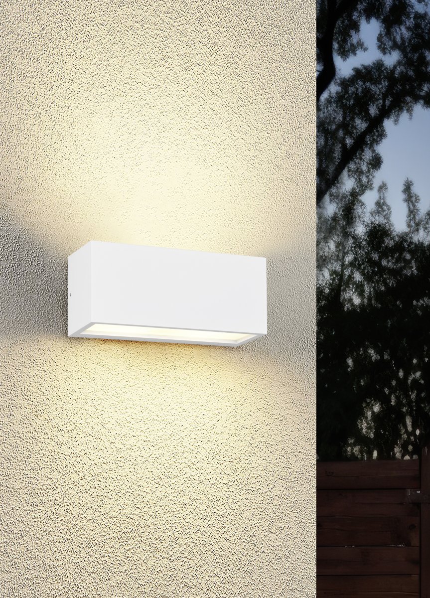 Mayenne 25cm Hvit utendørslampe Fra Trio Lighting - Den avgir både oppover og nedover, behagelig lys som fremhever innganger, fasader og uteplasser med moderne eleganse.