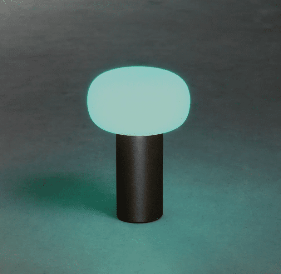 Antibes 20cm Svart bærbar Fra Konstsmide - Antibes er en moderne oppladbar bordlampe for utendørs bruk med mange funksjoner.