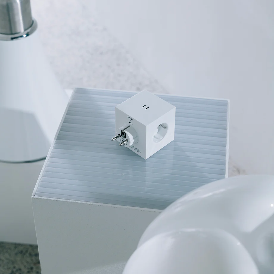 Square 2 Socket extender with 30W Dual USBC, Martinelli Luce edition Hvit Fra Avolt - Stikkontaktforlenger fra Avolt med stilig design med en kube laget av resirkulert plast og en magnetisk plate i bunnen slik at den kan henges p&aring; veggen.