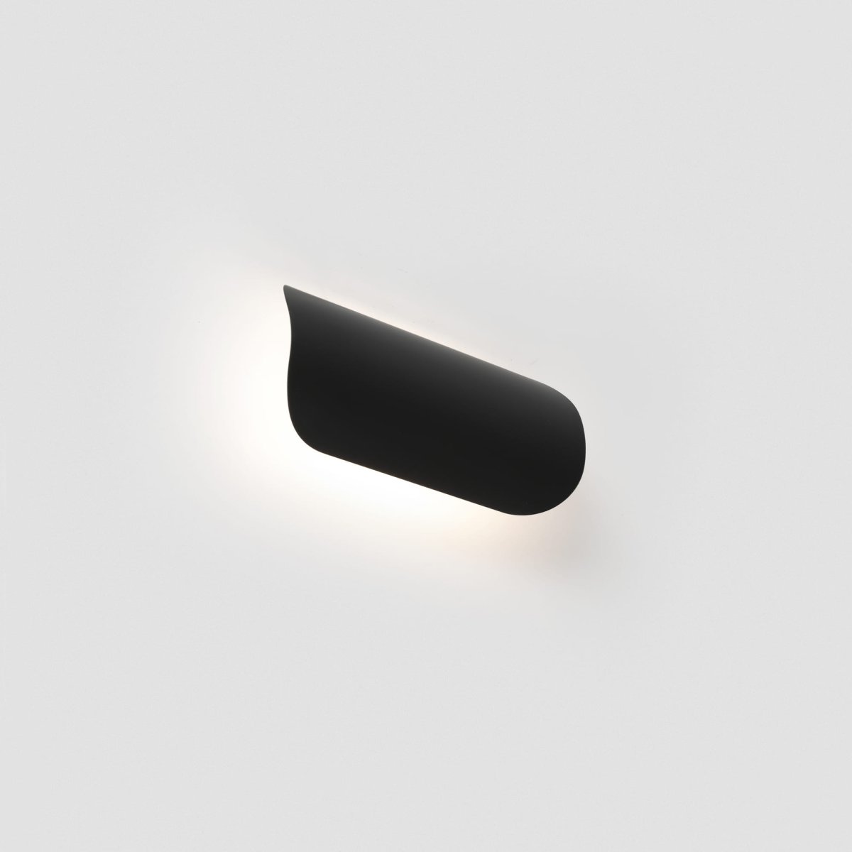Novo 25cm Svart vegglampe Fra Faro Barcelona - Laget av metall og kan monteres b&aring;de vertikalt og horisontalt &ndash; perfekt for tilpasningsdyktige interi&oslash;rer.