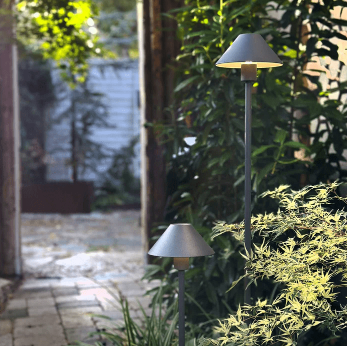 Apollo Flex Mørk grå Fra Lightson - Apollo Flex &auml;r perfekt f&ouml;r dig som &auml;lskar skandinavisk design och letar efter en n&auml;ttare lampa till din kruka, rabatt eller g&aring;ng.