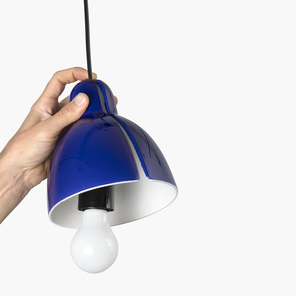 Venice Ø16 Blå Taklampe Fra Faro Barcelona - Den bl&aring; keramiske skjermen er h&aring;ndlaget i et verksted i Barcelona og passer perfekt i lampeholderen &ndash; enkel &aring; montere selv!