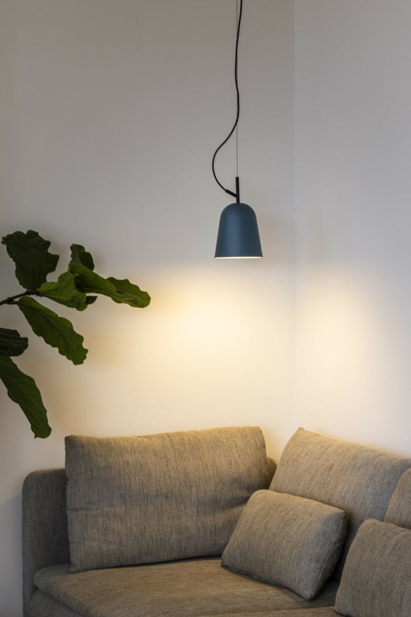 Studio Ø10 Blå Taklampe Fra Faro Barcelona - Studio passer b&aring;de i det moderne hjemmet og i designbevisste kontorer &ndash; perfekt n&aring;r du vil kombinere funksjon med estetikk.