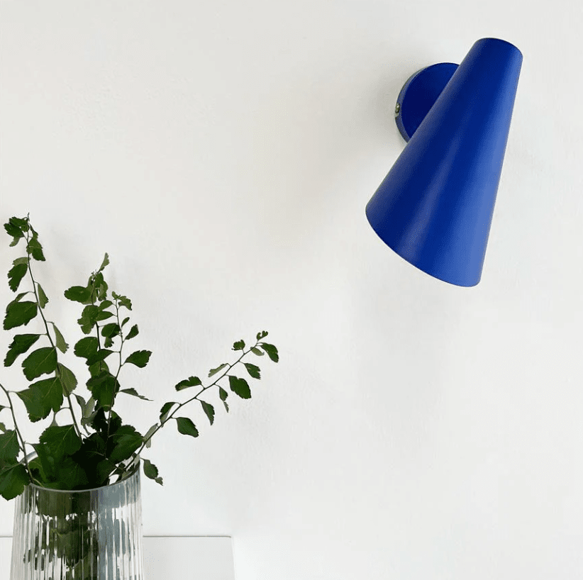 Cale 25cm Blå leselampe Fra Dyberg Larsen - Cale er en stilig vegglampe i klar bl&aring; med messingdetaljer.