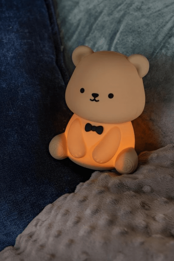 Bear Brun barnelampe Fra Lucide - Den avgir et varmt, gult lys, men kan ogs&aring; skinne i flere lekne farger som gr&oslash;nt, rosa og bl&aring;tt &ndash; alt for &aring; skape trygghet og glede ved leggetid.