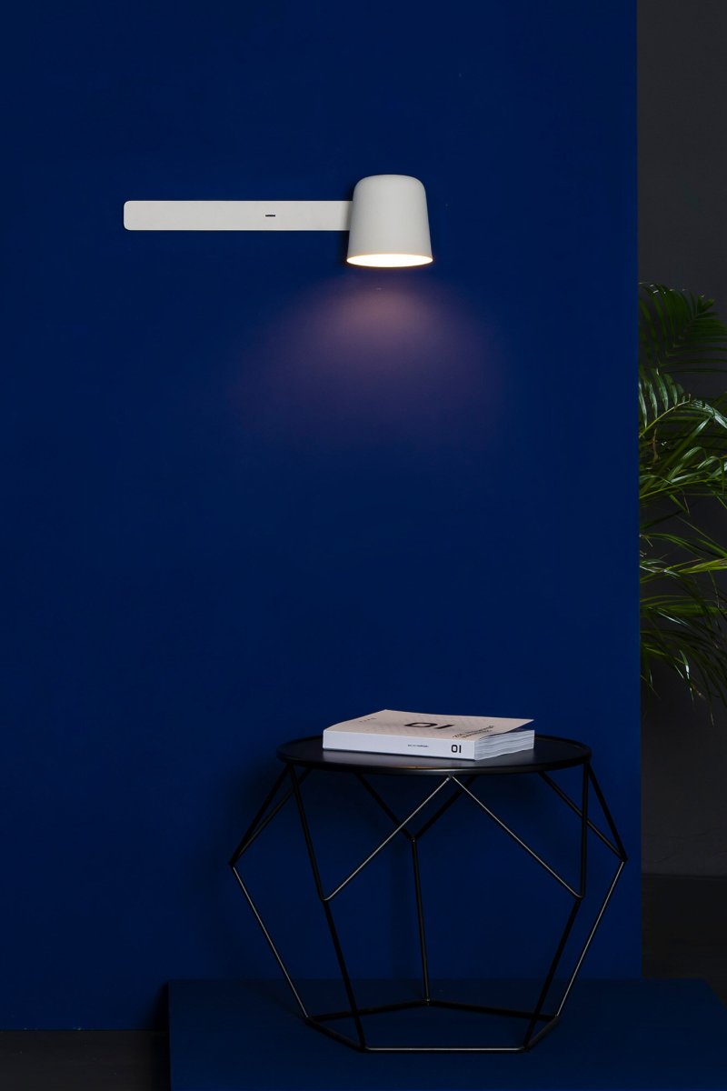 Tila 46cm Hvit leselampe Fra Faro Barcelona - Den hvite st&aring;lkonstruksjonen i nordisk stil huser ikke bare en fullt justerbar lyskilde, men fungerer ogs&aring; som en praktisk hylle for en bok eller et magasin.