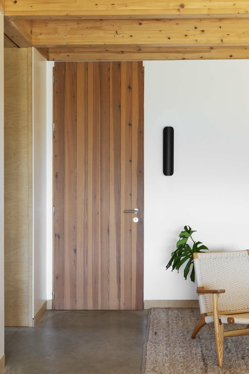 Novo 50cm Svart vegglampe Fra Faro Barcelona - Lampen er laget av metall og kan monteres b&aring;de vertikalt og horisontalt, noe som gj&oslash;r den fleksibel for forskjellige rom og behov.