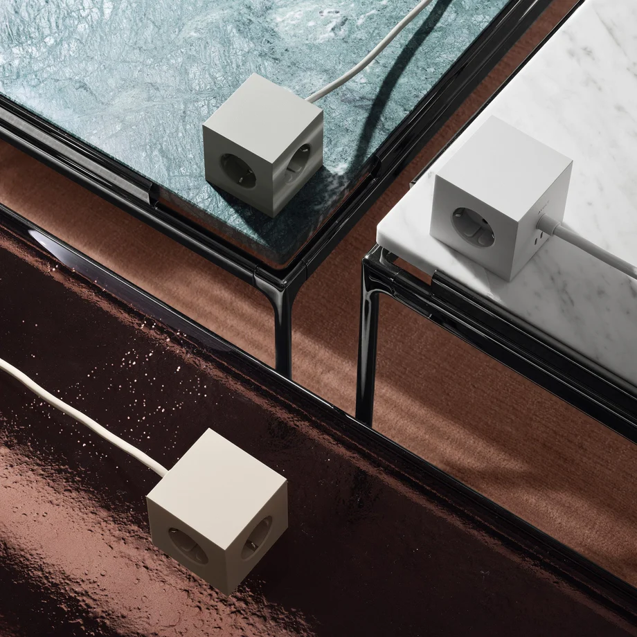 Square 1 with 30W Dual USBC & Magnetic base, 3m Grå Fra Avolt - Styreskinne fra Avolt med et stilig design med lang PVC-ledning, en kube laget av resirkulert plast og en magnetisk plate i bunnen slik at den kan henges p&aring; veggen.