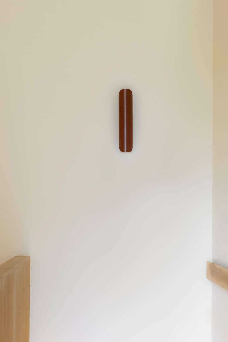 Novo 50cm Terrakotta vegglampe Fra Faro Barcelona - Lampen er laget av metall og kan monteres b&aring;de vertikalt og horisontalt, noe som gj&oslash;r den fleksibel for forskjellige rom og behov.