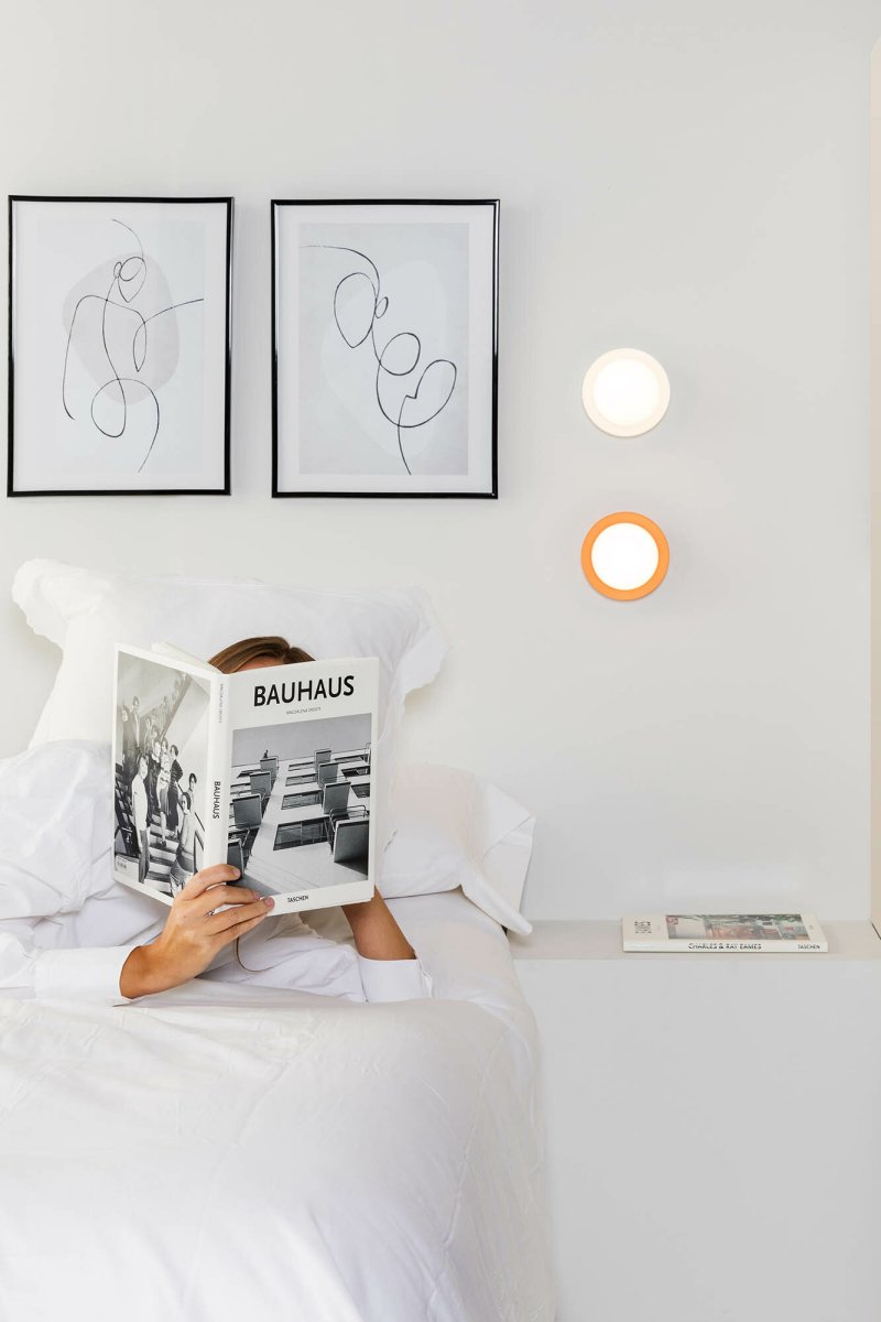 May Ø12 Korall baderomslampe Fra Faro Barcelona - May er en rund og stilig lampe designet av Faro Lab, som kan monteres b&aring;de p&aring; veggen og i taket.