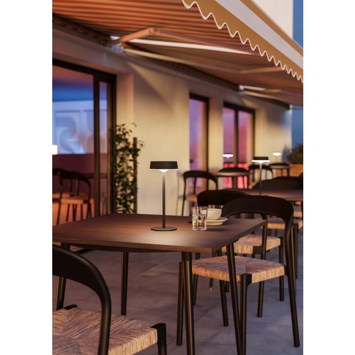 Simeri 30cm Svart solcellelampe Fra Eglo - Simeri er en stilig, solcelledrevet bordlampe som kombinerer form og funksjon for b&aring;de innend&oslash;rs og utend&oslash;rs bruk.