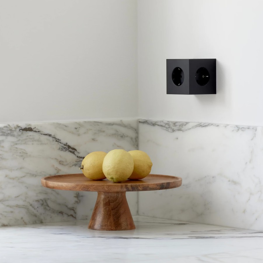 Square 2 Socket extender with 30W Dual USBC Svart Fra Avolt - Stikkontaktforlenger fra Avolt med stilig design med en kube laget av resirkulert plast og en magnetisk plate i bunnen slik at den kan henges p&aring; veggen.