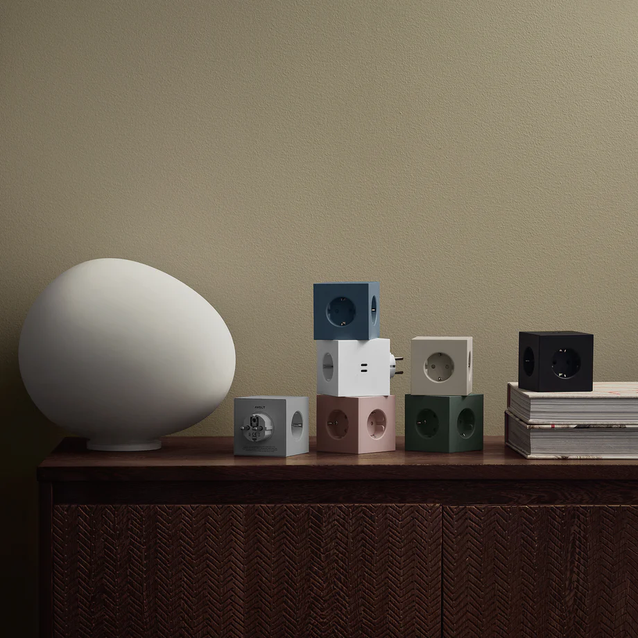 Square 2 Socket extender with 30W Dual USBC Blå Fra Avolt - Stikkontaktforlenger fra Avolt med et stilig design med en kube laget av resirkulert plast og en magnetisk plate i bunnen slik at den kan henges p&aring; veggen.