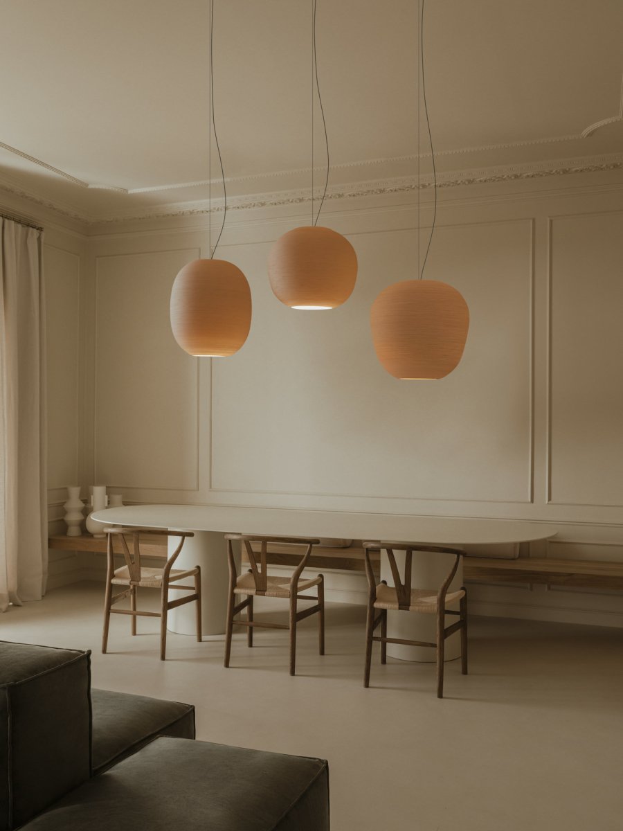 Tierra Ø50 Beige Taklampe Fra Faro Barcelona - Skjermen er laget av PLA og resirkulert furucellulose, noe som gir en levende tekstur med en h&aring;ndlaget f&oslash;lelse.