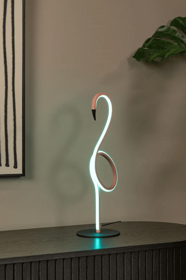 Flamingo 50cm Rosa bordlampe Fra Lucide - Denne moderne bordlampen kombinerer stil og funksjonalitet med en integrert dimbar LED-lyskilde og RGB-fargebelysning.