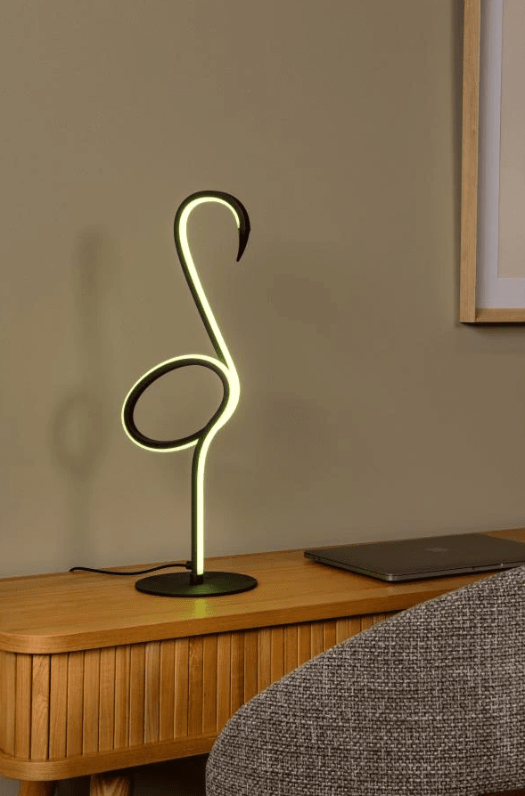 Flamingo 50cm Svart bordlampe Fra Lucide - Denne moderne bordlampen kombinerer stil og funksjonalitet med en integrert dimbar LED-lyskilde og RGB-fargebelysning.
