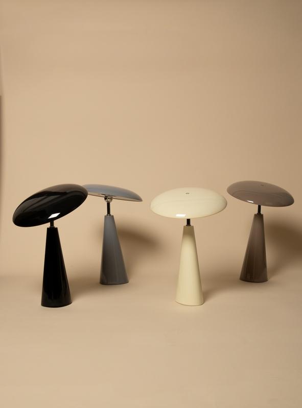 Audrey 33cm Beige bærbar Fra Eja - Den integrerte LED-belysningen gir et behagelig lys, og lampen er dimbar for enkelt å skape den rette atmosfæren i rommet.
