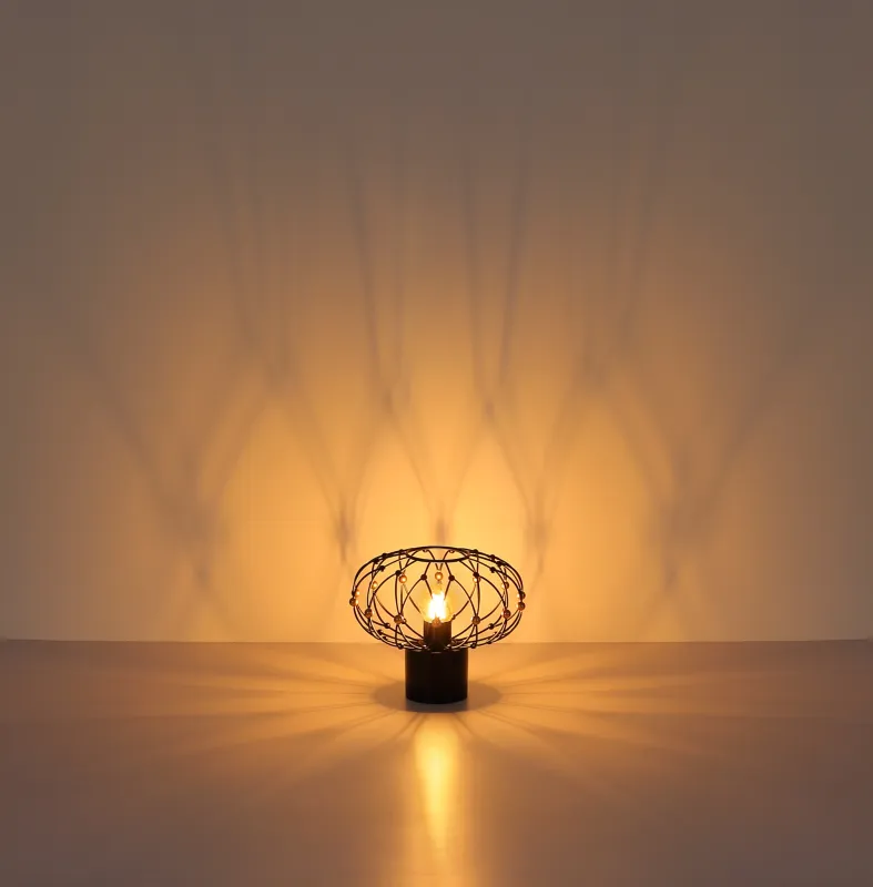 Greys 25cm Svart bordlampe Fra Globo Lighting - Den runda metallsk&auml;rmen i mattsvart med dekorativa guldf&auml;rgade detaljer ger lampan ett sofistikerat uttryck och blir ett stilfullt inslag i hemmet.